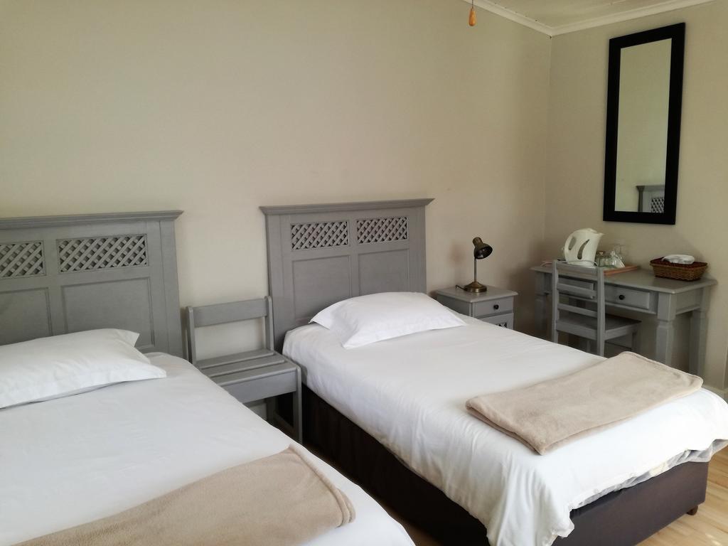 Livesey Lodge Guest House Hermanus Room photo