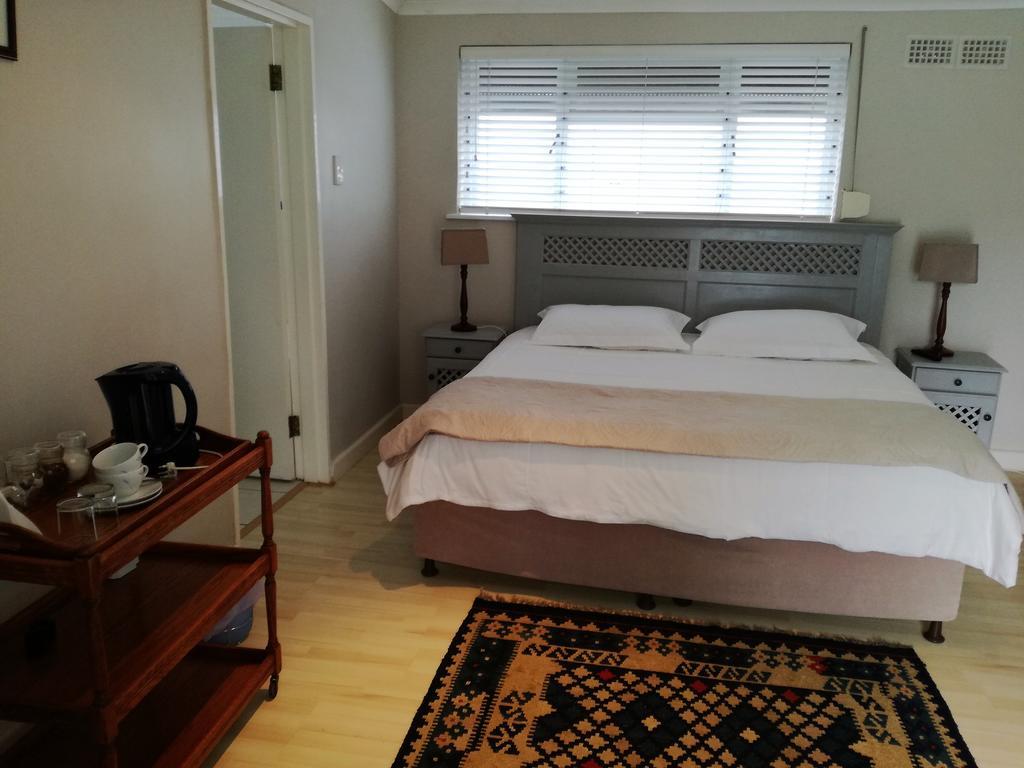 Livesey Lodge Guest House Hermanus Room photo