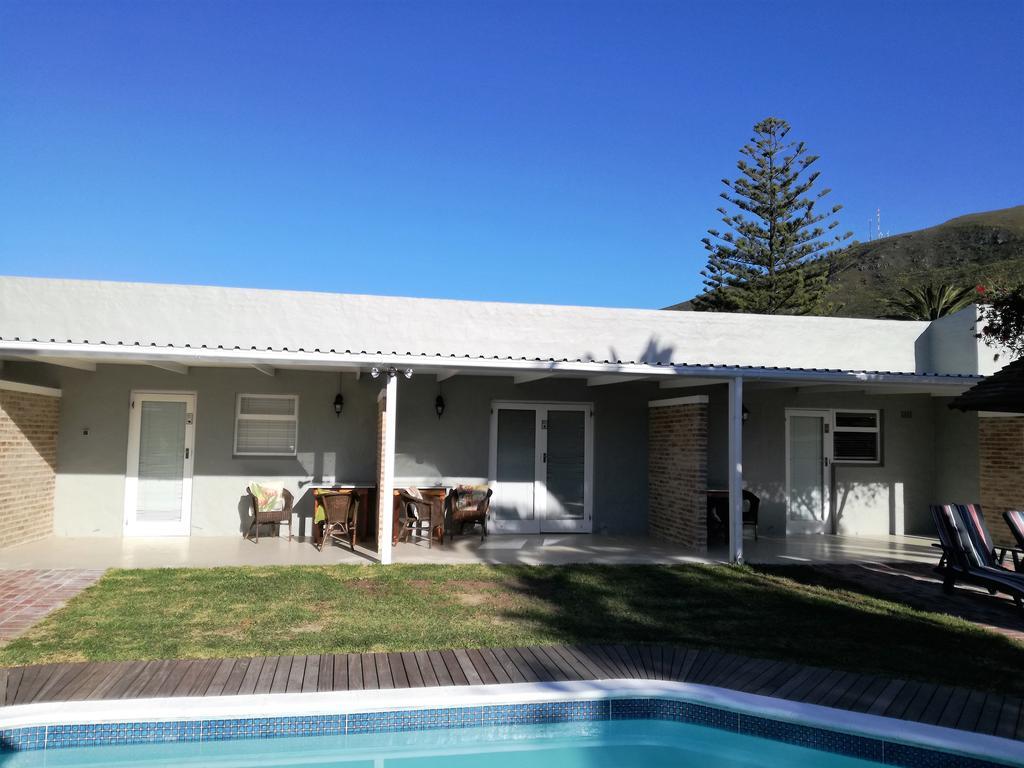 Livesey Lodge Guest House Hermanus Exterior photo